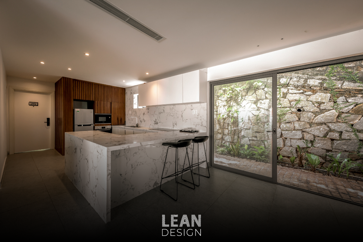 Phòng bếp biệt thự The Frame Villa với thiết kế tối giản, tiện nghi và ánh sáng tự nhiên