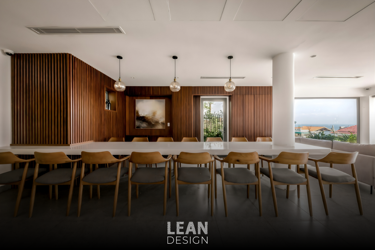 Không gian phòng khách The Frame Villa với thiết kế mở, hướng nhìn ra biển Vũng Tàu.