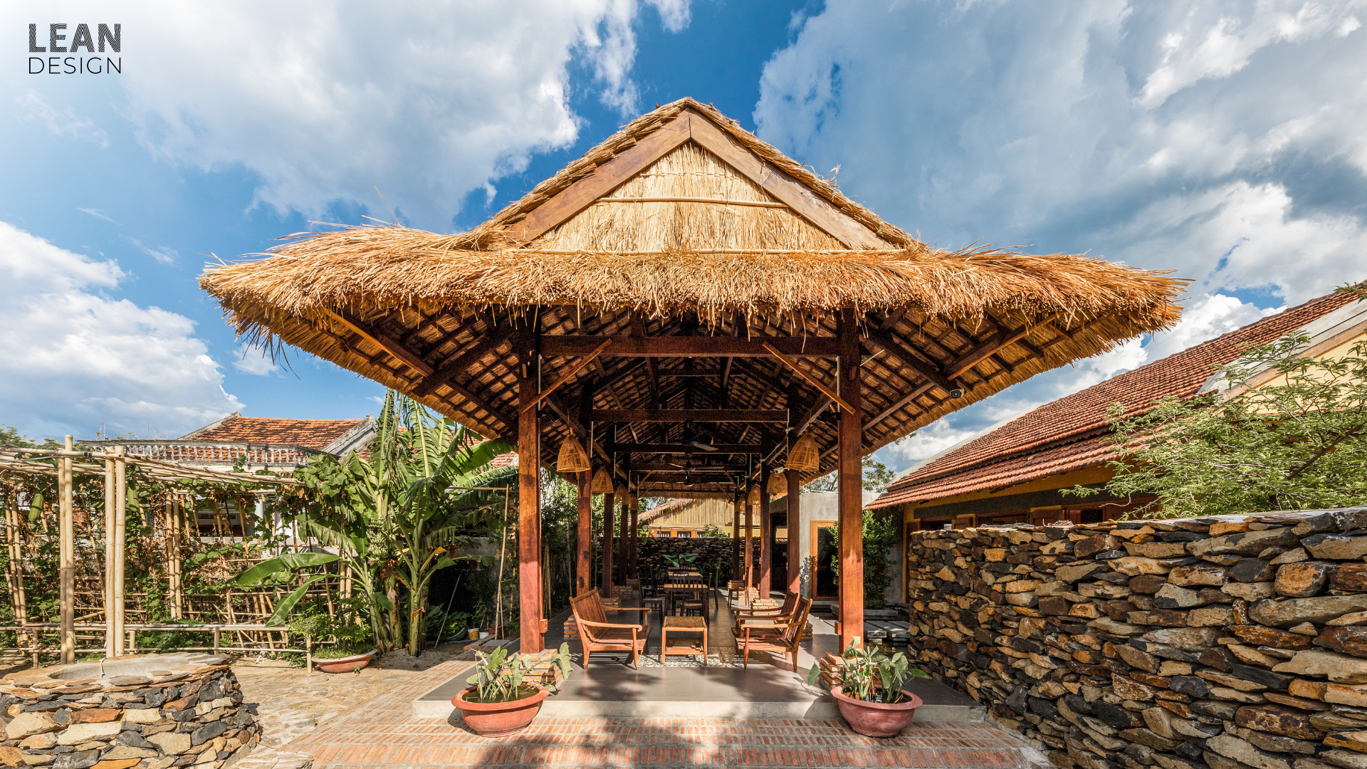 Không gian sân vườn mộc mạc với căn chòi tre phong cách đồng quê Việt Nam